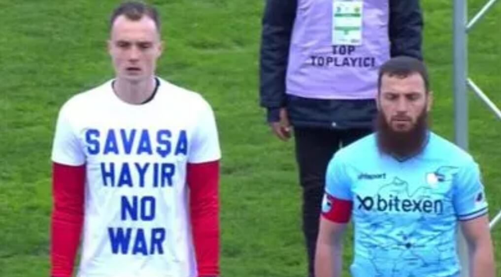 Թուրքիայի 2-րդ դիվիզիոնում  հանդես եկող ֆուտբոլիստը հրաժարվել է կրել «ոչ պատերազմին» գրվածքով շապիկը