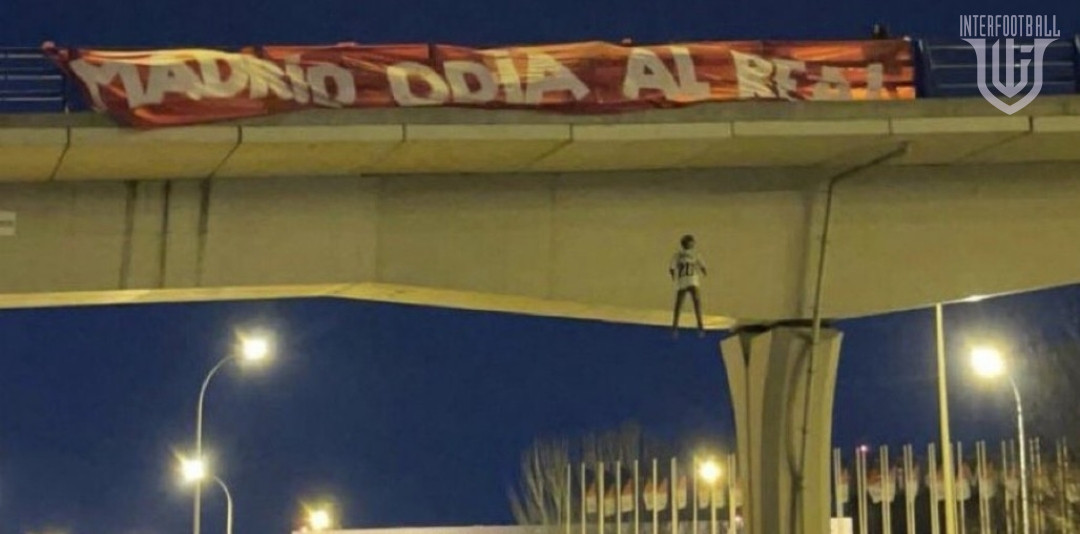Ատլետիկոյի երկրպագուները Ռեալի հասցեին վիրավորական պաստառ են կախել Մադրիդի կամուրջներից մեկից📸