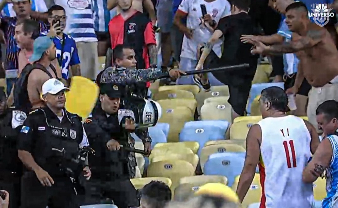 Դաժան ծեծկռտուք բրազիլացի ոստիկանների և արգենտինացի երկրպագուների միջև 🎥