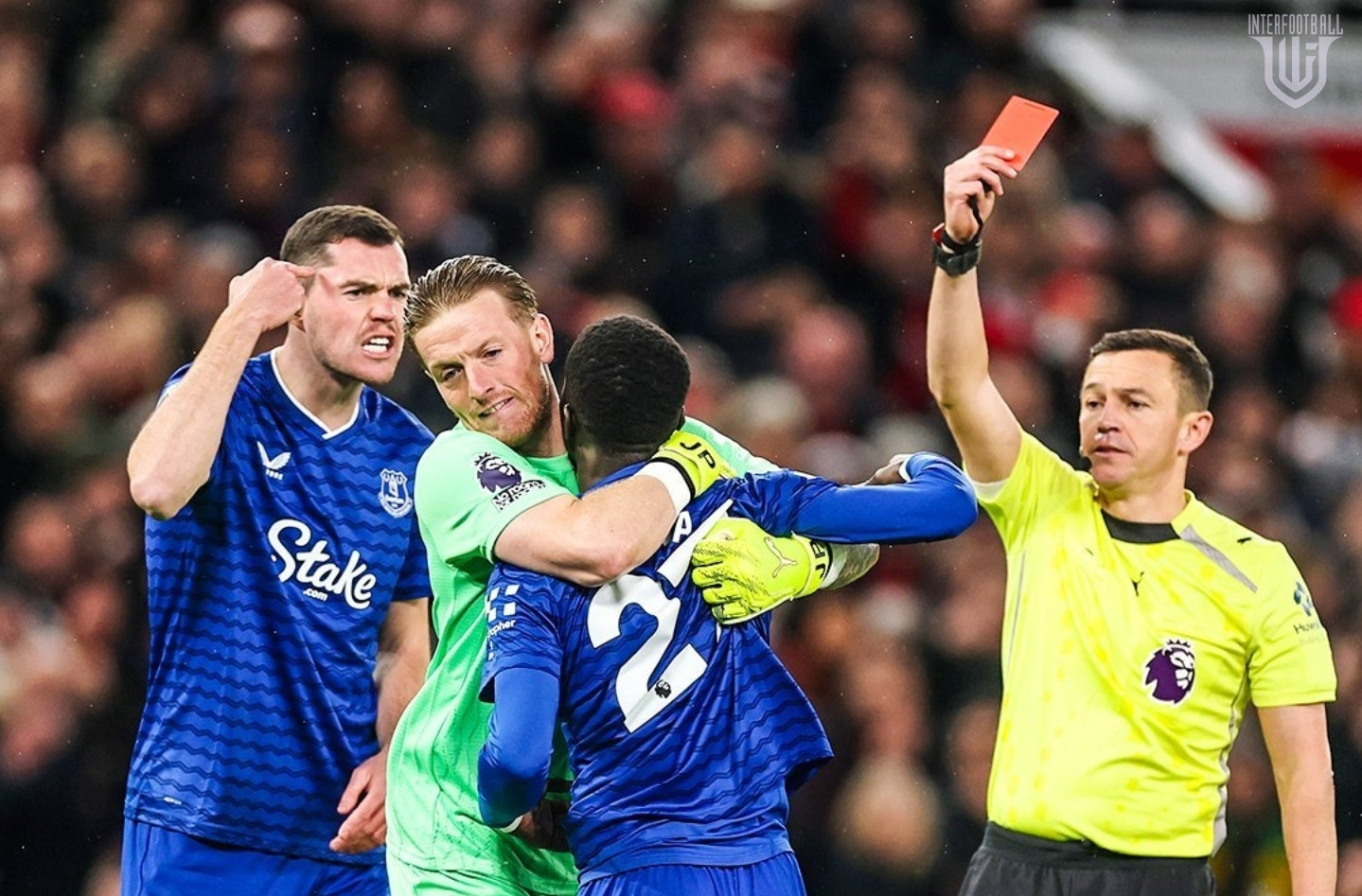 «Էվերթոնի» ֆուտբոլիստն իր խաղընկերոջը հարվածելու համար կարմի քարտ է ստացել 🎥